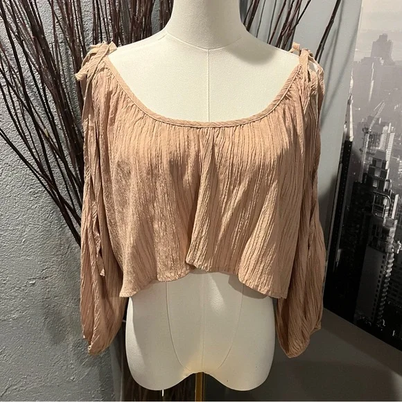 🌺STORIA COLD SHOULDER CROPPED BEIGE BLOUSE SIZE MEDIUM🌺 - Picture 2 of 6